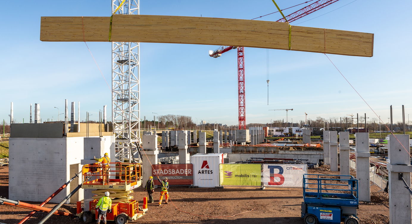 De eerste houten balk van het nieuwe pakr & ride gebouw wordt op zijn plaats gelegd.