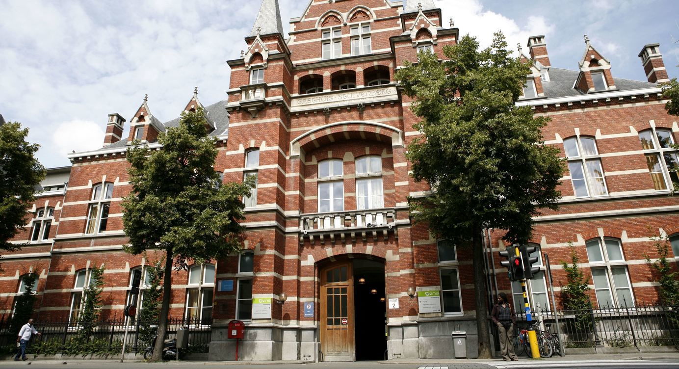 De hoofdingang van het Stuivenbergziekenhuis in de Lange Beeldekensstraat in Antwerpen-Noord
