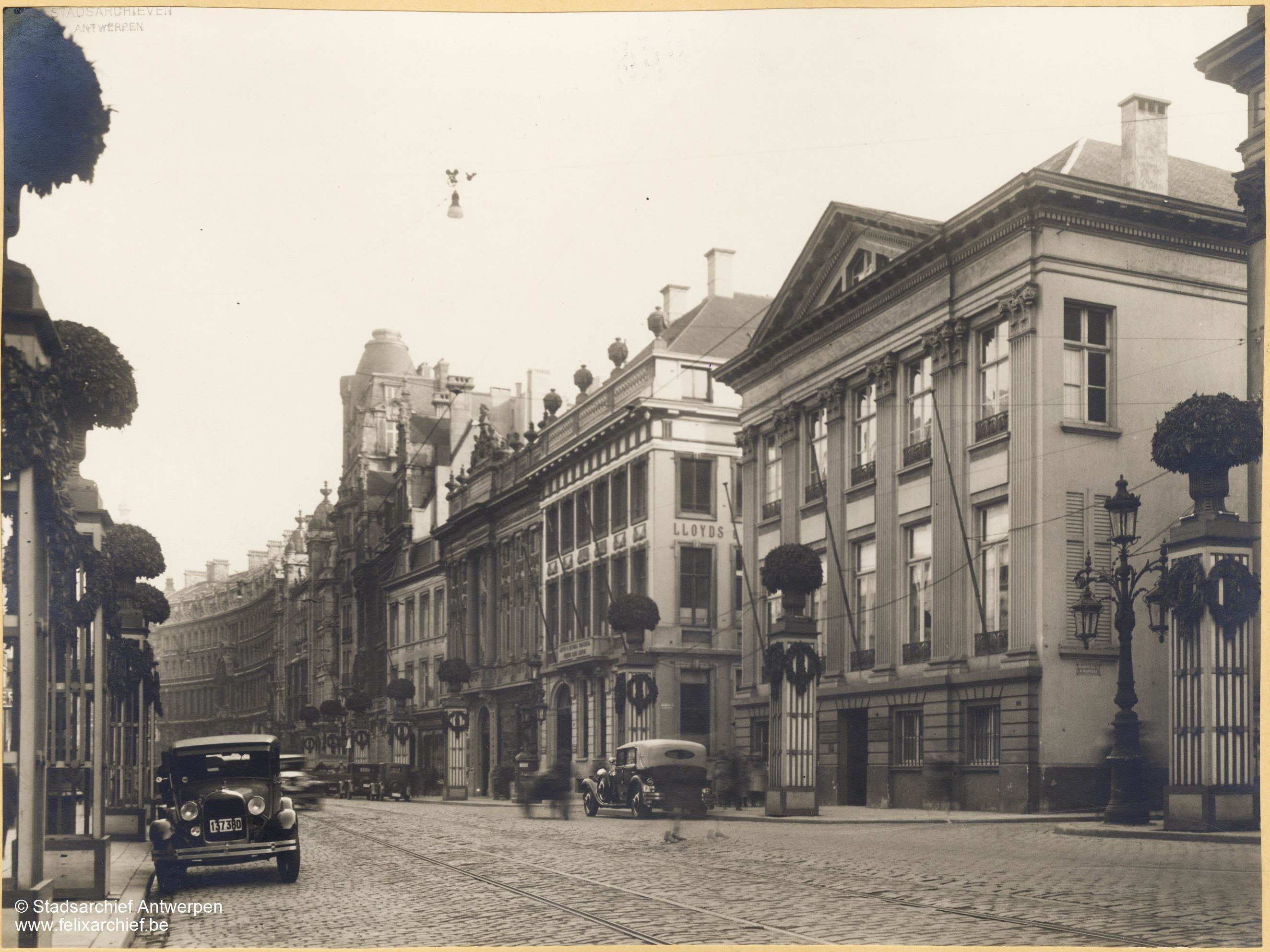 Huis Dens, links van het Paleis.